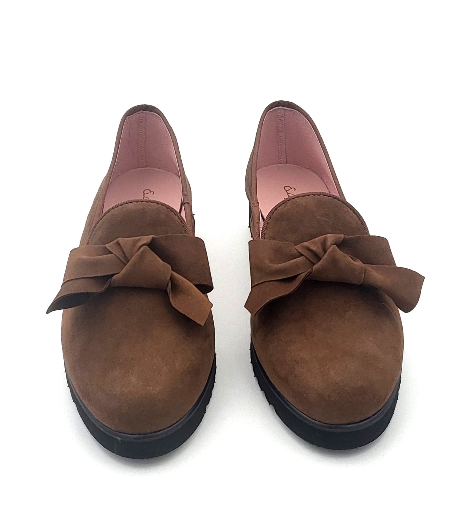 Zapato en piel ante y con adorno de lazo zapatero clásico con