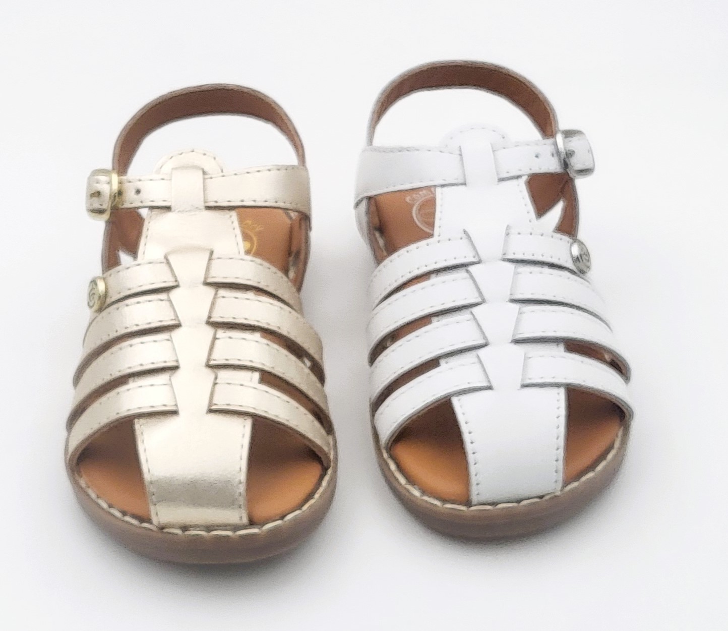 Sandalia niña tipo cangrejera con cierre de hebilla en napa piel